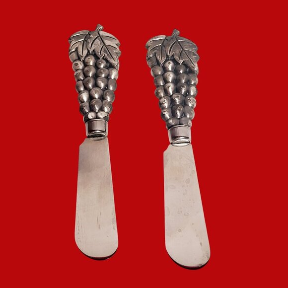 Vintage Pewter Grapes Handle Cheese Spreaders Set of 2 - Picture 1 of 8
